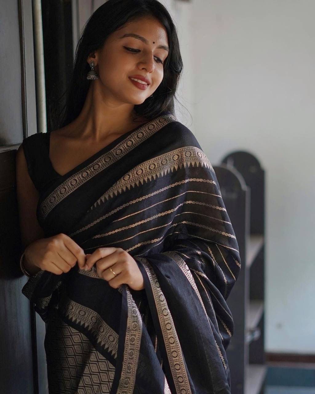 Mellifluous Black Soft Silk Saree With Evocative Blouse Piece