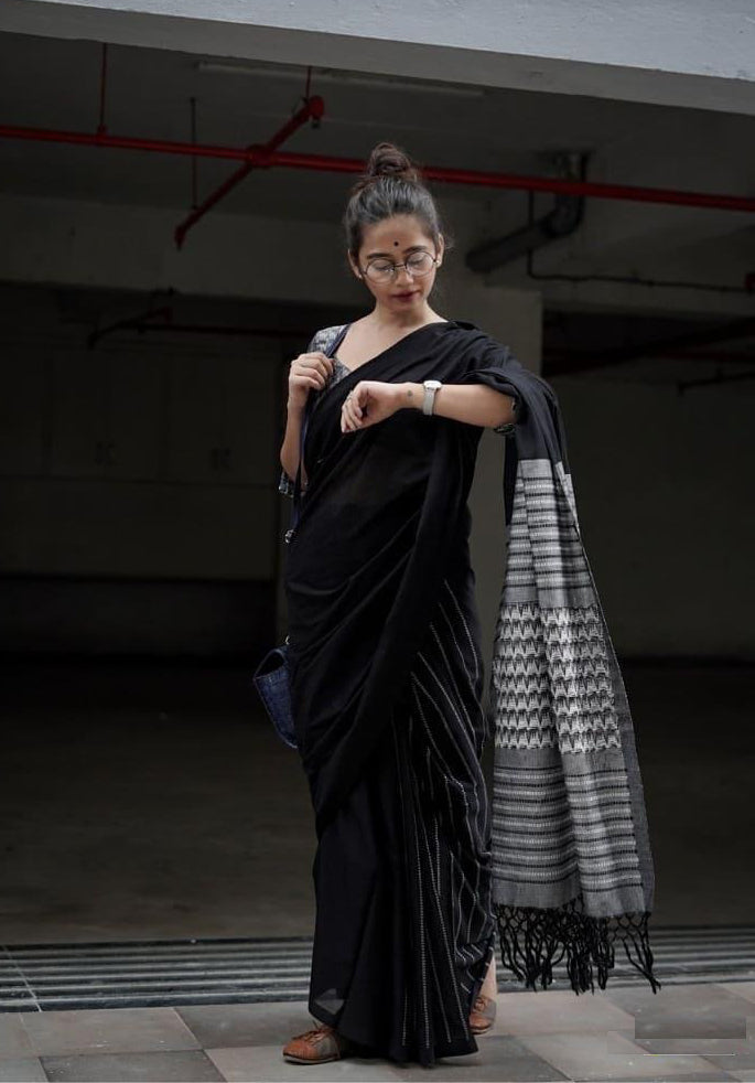 Amiable Black Soft Silk Saree With Propinquity Blouse Piece