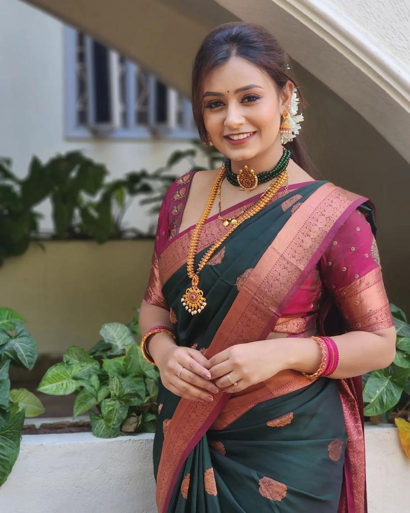 Exceptional Dark Green Soft Silk Saree With Glowing Blouse Piece