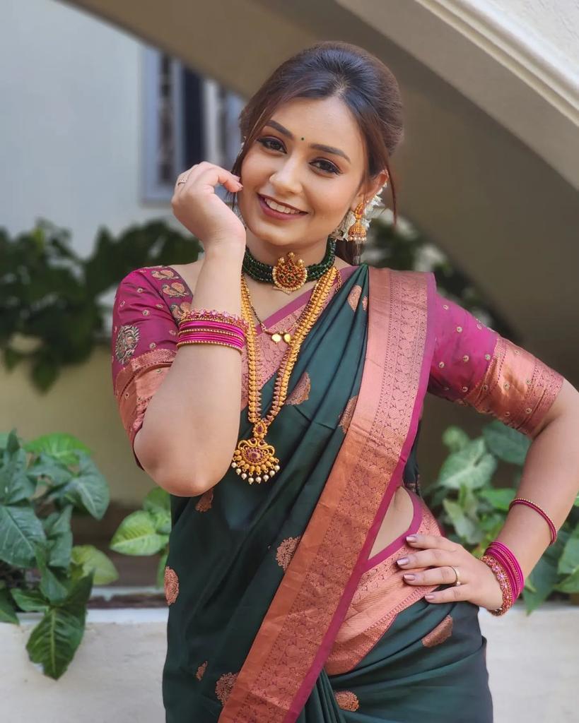 Exceptional Dark Green Soft Silk Saree With Glowing Blouse Piece