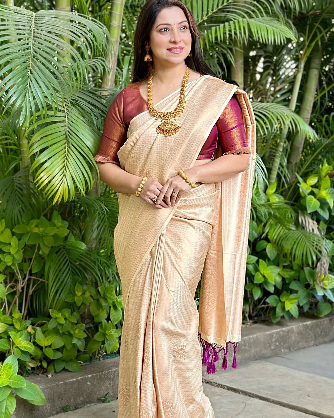 Flaunt Cream Soft Silk Saree With Beauteous Blouse Piece