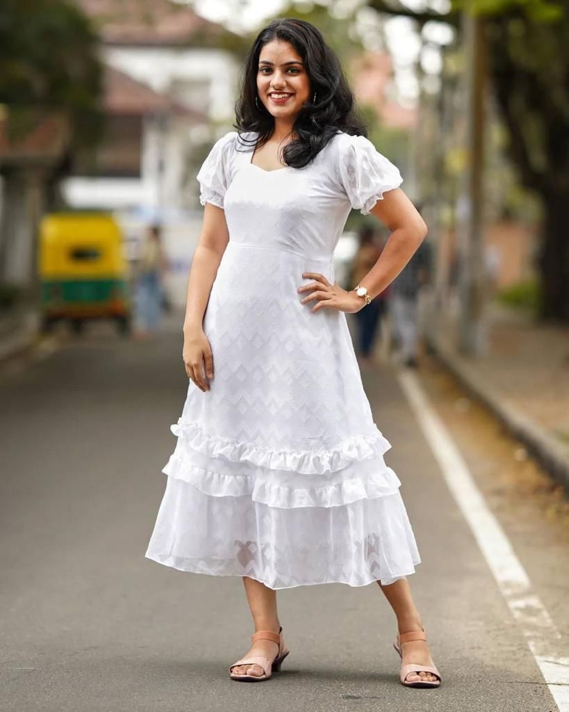 Georgette With Beautiful Established Zigzag Lining Work