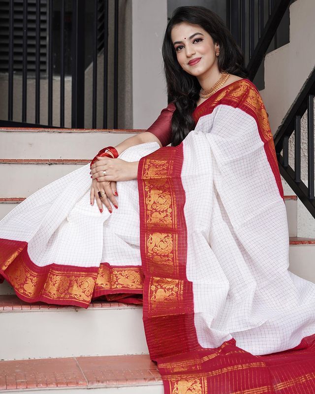 Designer Off White Soft Banarasi Silk Saree With Majesty Blouse Piece
