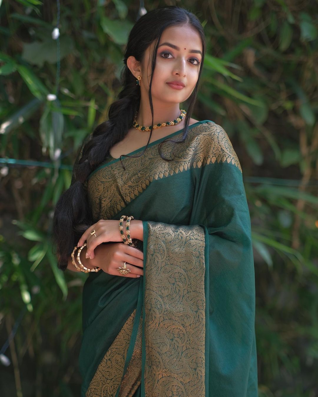 Phenomenal Dark Green Soft Silk Saree With Dazzling Blouse Piece