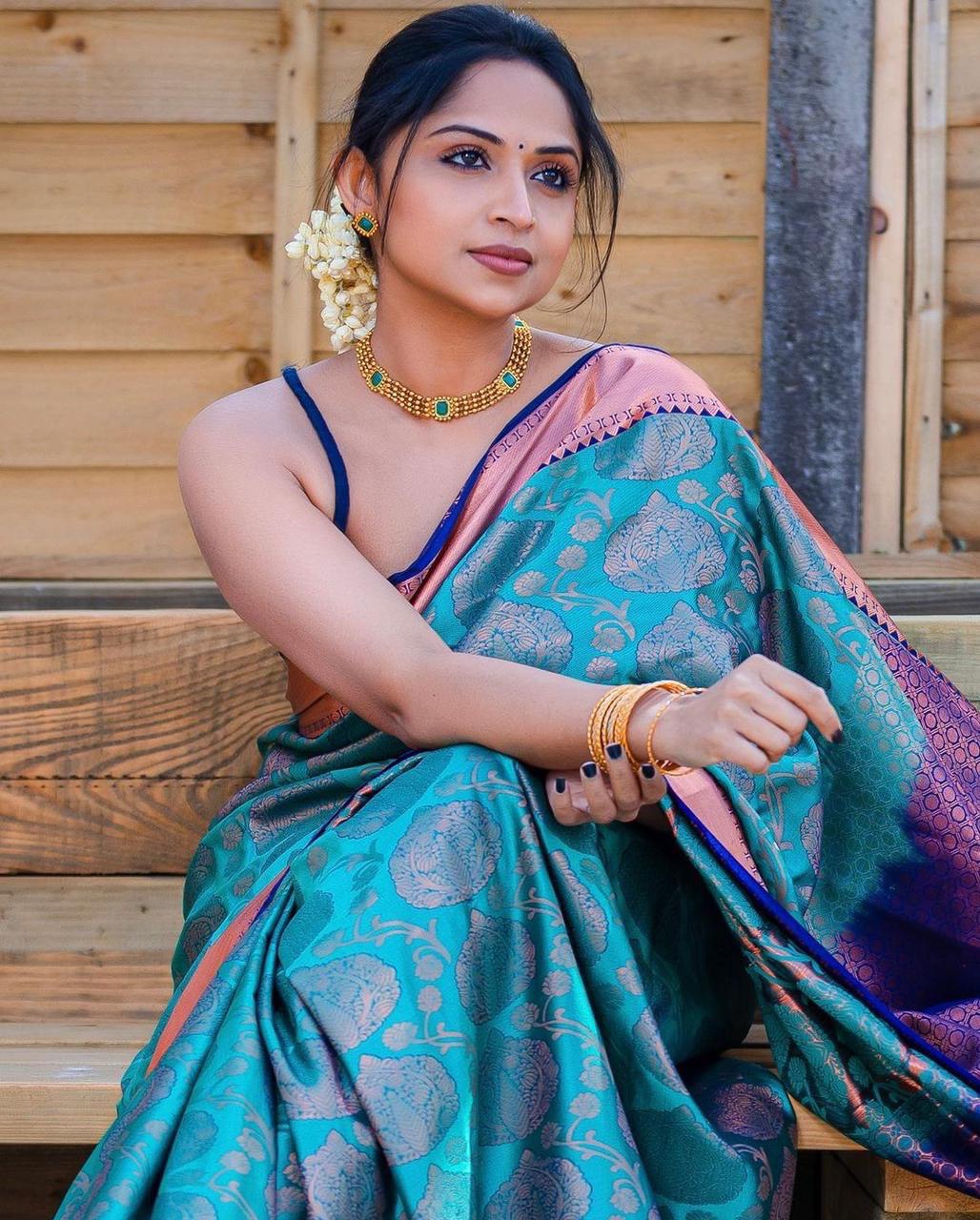 Incredible Rama Soft Silk Saree With Unequalled Blouse Piece