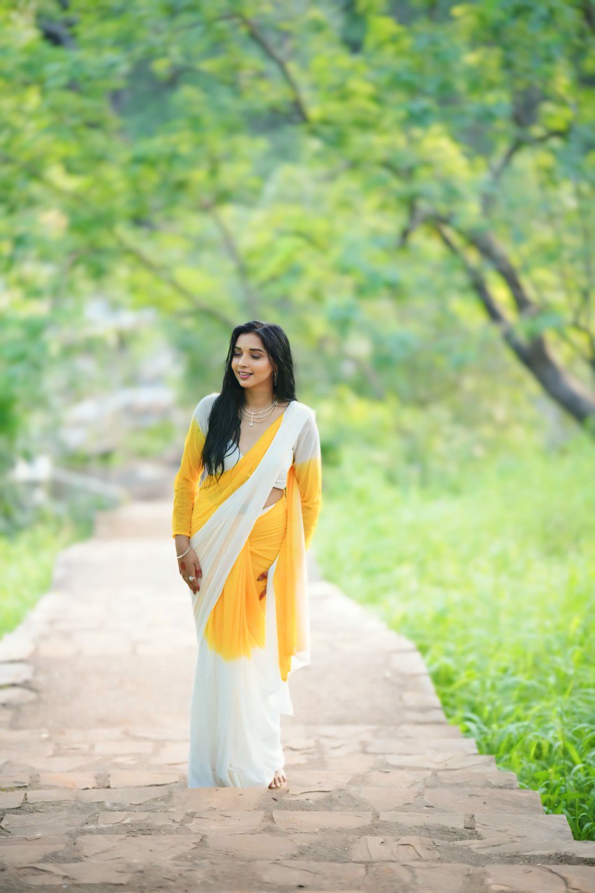 Yellow & White Georgette Printed Saree with Matching Blouse Piece